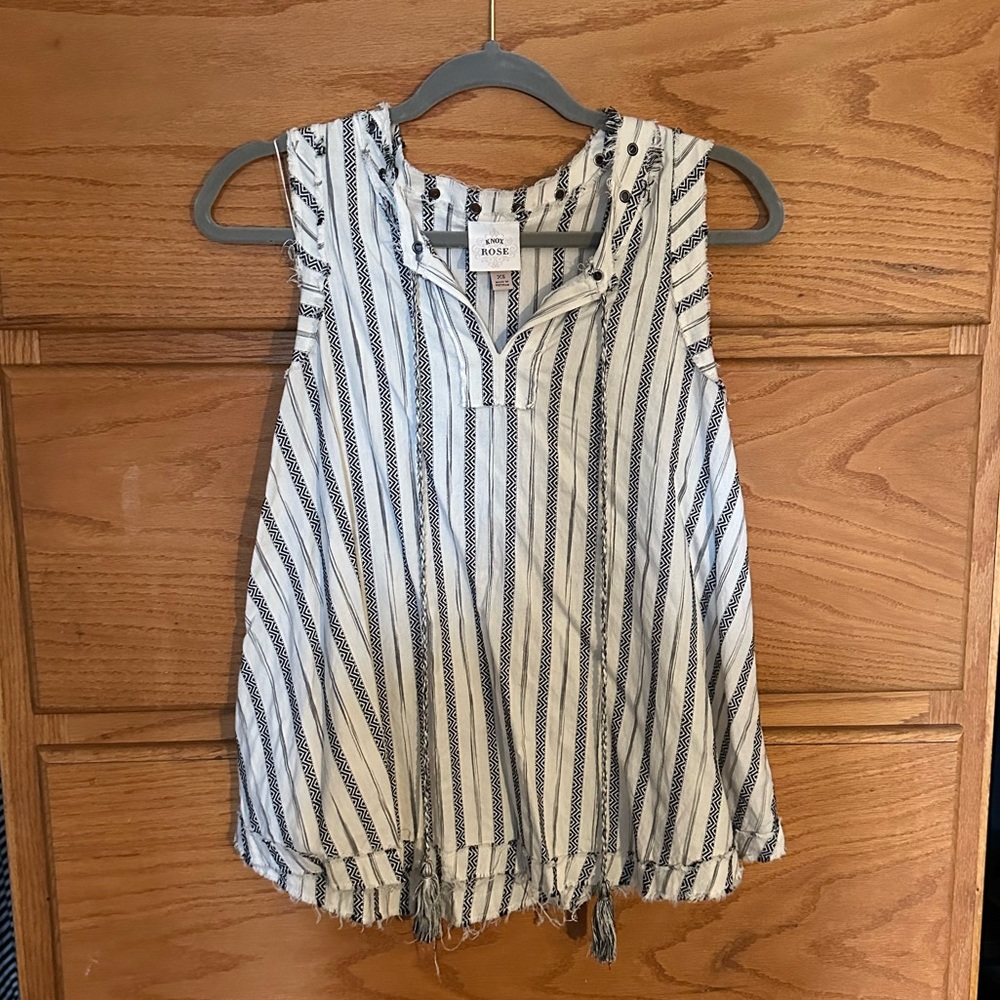 Sleeveless shirt